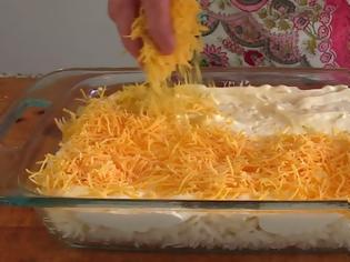 Φωτογραφία για Τρίβει το τυρί, πάνω από τις πατάτες και τα βάζει στο φούρνο! Το αποτέλεσμα; ΠΑΝΔΑΙΣΙΑ γεύσεων…