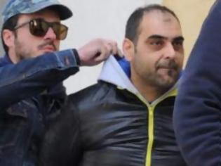 Φωτογραφία για ΟΡΓΗ στη δίκη του παιδεραστή με το βανάκι: Θύματα του πέταξαν μπουκάλια, γρονθοκόπησαν μάρτυρες [photo]