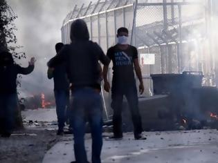 Φωτογραφία για Μυτιλήνη: Φωτιές, ξύλο και 15 τραυματίες στο hot spot της Μόριας