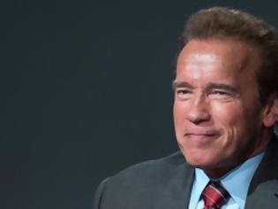 Φωτογραφία για ΤΡΟΜΟΣ για τον Αrnold Schwarzenegger! Πήγε για σαφάρι και του επιτέθηκε ένας... [video]