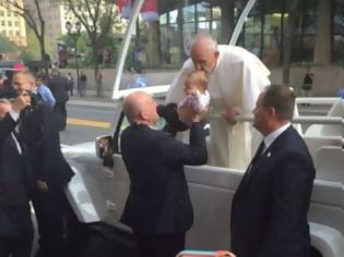 Φωτογραφία για Αίσχος με προπαγάνδα για τον Πάπα: Υποστηρίζουν πως φίλησε ένα παιδί με καρκίνο και αυτό έγινε καλύτερα!