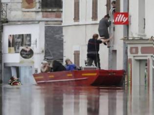 Φωτογραφία για Εικόνες Βιβλικής καταστροφής στο Παρίσι - Σπάει κάθε ρεκόρ η στάθμη του Σηκουάνα [video]