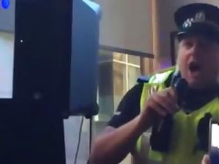 Φωτογραφία για Αστυνομικός πήγε να σταματήσει καυγά και κατέληξε να τραγουδάει καραόκε [video]