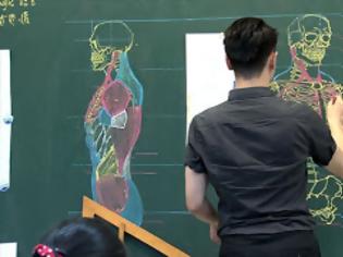 Φωτογραφία για Δάσκαλος δημιουργεί λεπτομερή σκίτσα στον μαυροπίνακα!
