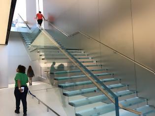 Φωτογραφία για Απίστευτο! Πόσα έδωσε η Apple για να φτιάξει τις σκάλες της;