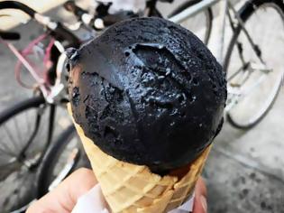 Φωτογραφία για Μαύρο παγωτό η νέα μόδα στη Νέα Υόρκη! [photos]