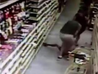 Φωτογραφία για ΣΟΚ! Πήγε να κλέψει 13χρονη σε σουπερμάρκετ μπροστά στη μαμά της! [video]