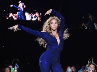 Φωτογραφία για Τι συμβαίνει όταν η Beyonce φτερνίζεται σε συναυλία;