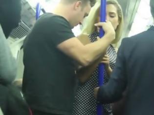 Φωτογραφία για Την ΧΟΥΦΤΩΣΕ μέσα στο μετρό - Τι έγινε μετά; ΔΕΙΤΕ ΤΟ [video]