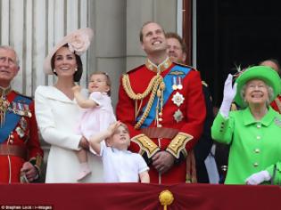 Φωτογραφία για Ο χαιρετισμός της Πριγκίπισσας Charlotte στο μπαλκόνι που κάνει το γύρο του διαδικτύου... [photos]