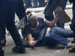 Φωτογραφία για Νέα επεισόδια στο Παρίσι σε διαδήλωση για τα εργασιακά -Πάνω από 20 τραυματίες  [photos]