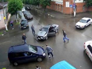 Φωτογραφία για Απίστευτο βίντεο: Δείτε τι γίνεται στη Ρωσία έτσι και περάσεις STOP... [video]