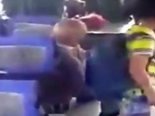 Φωτογραφία για ΣΟΚ! Μαχαίρωσε το 10χρονο παιδάκι μέσα στο λεωφορείο γιατί είχε προηγούμενα με τον πατέρα [video]