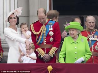Φωτογραφία για Η ΑΠΙΣΤΕΥΤΗ ΣΤΙΓΜΗ που η Βασίλισσα σκουντάει τον William για να... [video]