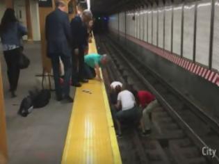 Φωτογραφία για Υπάρχουν άνθρωποι τελικά: Έπεσε στις γραμμές του υπόγειου σιδηρόδρομου και... [video]