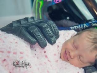 Φωτογραφία για ΑΝΑΤΡΙΧΙΛΑ: Νεογέννητο κοιμάται αναπαυτικά στα γάντια του νεκρού μοτοσικλετιστή πατερά του [photo]
