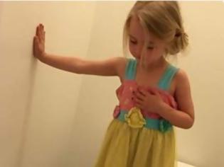 Φωτογραφία για ΣΟΚΑΡΙΣΤΙΚΟΣ ο λόγος που έγινε viral η φωτογραφία ενός μικρού κοριτσιού στην τουαλέτα... [photos]