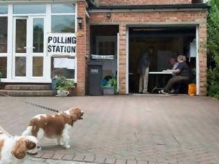 Φωτογραφία για Είναι τρελοί οι Βρετανοί: Ψηφίζουν όπου βρουν - Εκλογικά κέντρα σε γκαράζ, νεκροταφεία, σπίτια και... [photos]