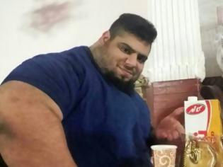 Φωτογραφία για Ιδού ο αληθινός «Χαλκ». Ο 24χρονος Ιρανός που σηκώνει 175 κιλά σαν πούπουλο και έχει «γκρεμίσει» το Instagram [photos+video]