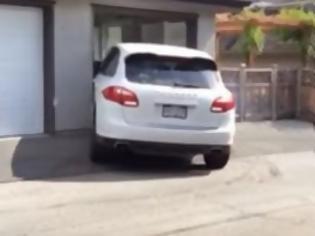Φωτογραφία για Δεν πάει καλά ο κόσμος -  Δεν χώραγε το Porsche Cayenne στο γκαραζ και δείτε τι έκανε... [video]