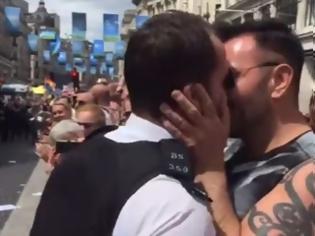 Φωτογραφία για Pride Λονδίνου: Αστυνομικός έκανε πρόταση γάμου στον σύντροφο του και... [video]