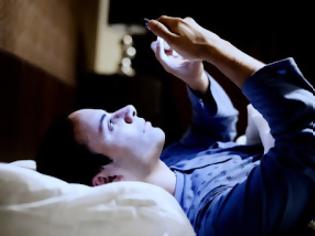 Φωτογραφία για Τι μπορείτε να πάθετε αν παίζετε με το κινητό πριν κοιμηθείτε