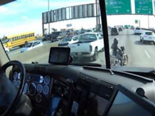 Φωτογραφία για Γιατί ο φορτηγατζής ξέρει... Δείτε τι έκανε για να βοηθήσει αυτόν τον μοτοσικλετιστή... [video]