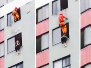 Φωτογραφία για ΔΕΝ ΥΠΑΡΧΕΙ! H γυναίκα απειλούσε ότι θα αυτοκτονήσει. Αυτό που έκανε ο πυροσβέστης θα της μείνει ΑΞΕΧΑΣΤΟ! [video]
