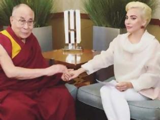 Φωτογραφία για Απαγορεύεται να ακούς Lady Gaga στην Κίνα -Συναντήθηκε με τον Δαλάι Λάμα και ενόχλησε το Πεκίνο