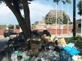Φωτογραφία για «Πνιγμένη» στα σκουπίδια η τουριστική Κέρκυρα