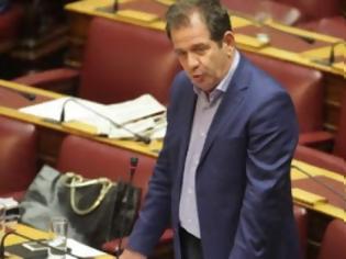 Φωτογραφία για ΑΥΤΑ ΕΙΝΑΙ - Η αμήχανη στιγμή που βουλευτής του ΣΥΡΙΖΑ συνειδητοποιεί ότι ξέχασε την... ομιλία του [video]