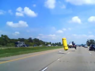Φωτογραφία για Τρομακτικό ατύχημα με μοτοσυκλετιστή που κόβει την ανάσα λόγω ενός στρώματος [video]