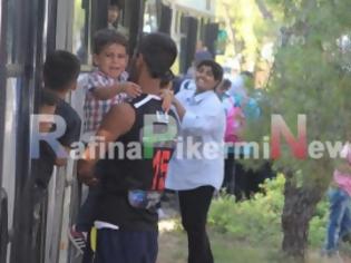 Φωτογραφία για ΤΩΡΑ - Εφτασαν δυο μεγάλα λεωφορεία με προσφυγές στο κέντρο φιλοξενίας [photos]