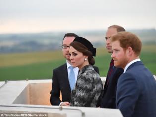 Φωτογραφία για Πόσο κόστισε το παλτό της Kate Middleton που έβαλε σε Εθνική Γιορτή της Βρετανίας; [photos]