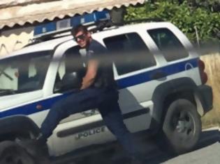 Φωτογραφία για Εξηγήσεις θα δώσει τώρα ο νεαρός αστυνομικός στην Κρήτη για τις πόζες του [photo]