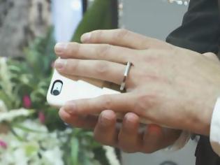 Φωτογραφία για Άντρας ερωτεύτηκε και παντρεύτηκε το smartphone του! [photos]