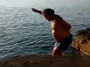 Φωτογραφία για ΣΕΙΣΜΟΣ στο διαδίκτυο: Ο Ελληνάρας που χορεύει ζεϊμπέκικο δίπλα στο κύμα και μετά... [video]