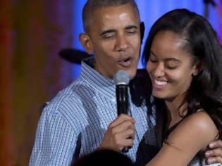 Φωτογραφία για Ο Ομπάμα τραγούδησε το Happy Birthday στα γενέθλια της κόρης του και έγινε viral! [video]
