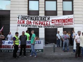 Φωτογραφία για ΣΥΓΚΕΝΤΡΩΣΗ ΔΙΑΜΑΡΤΥΡΙΑΣ ΕΞΩ ΑΠΟ ΤΟ ΤΑΙΠΕΔ ΟΙ ΕΡΓΑΖΟΜΕΝΟΙ ΣΤΑ ΜΕΣΑ ΣΤΑΘΕΡΗΣ ΤΡΟΧΙΑΣ