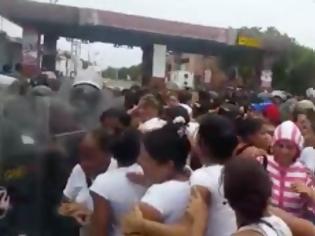 Φωτογραφία για Συγκλονιστικές εικόνες στα σύνορα Βενεζουέλας -  Κολομβίας! 500 γυναίκες έσπασαν τον στρατιωτικό κλοιό και πέρασαν στη γειτονική χώρα