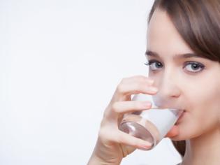 Φωτογραφία για Απίθανο! Τι θα συμβεί στο σώμα σας αν κάθε πρωί πίνετε ένα ποτήρι νερό με άδειο στομάχι;