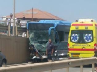 Φωτογραφία για Τραγωδία στην Κύπρο: Ακυβέρνητο λεωφορείο, μπήκε στο αντίθεστο ρεύμα και... [photos]