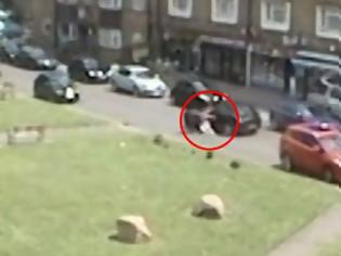 Φωτογραφία για Βίντεο - ΣΟΚ: 12χρονη πηδάει από το αυτοκίνητο την ώρα που το κλέβουν! [video]