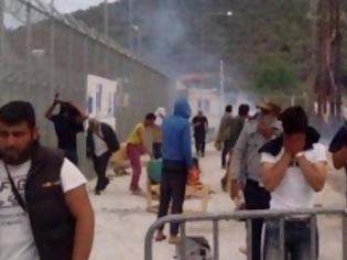 Φωτογραφία για Πανικός στη Λέρο! Εξαγριωμένοι μετανάστες επιτέθηκαν με ξύλα και πέτρες σε αστυνομικούς