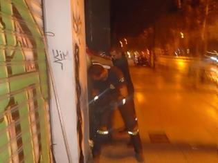 Φωτογραφία για Πυροσβέστες απεγκλώβισαν το γατάκι που είχε σφηνώσει σε σιδερένια κολώνα στη Λ. Συγγρού