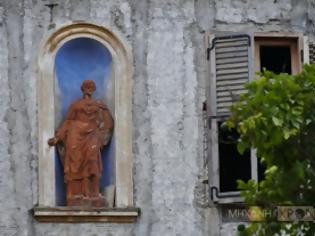 Φωτογραφία για Το μυστηριώδες σπίτι με την πήλινη γυναίκα. Υπήρξε το πρώτο κέντρο διεκπεραίωσης ρουσφετιών στην Ελλάδα - Ο αστικός μύθος λέει ότι... [photos]