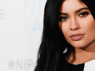 Φωτογραφία για Παντρεύεται η Kylie Jenner; Δείτε το ΤΕΡΑΣΤΙΟ ΜΟΝΟΠΕΤΡΟ που της έκανε δώρο ο Tyga [photos]