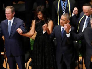 Φωτογραφία για Απίστευτο! Tην ώρα που έψαλλαν το «Glory Hallelujah» στην τελετή μνήμης προς τιμήν των πέντε αστυνομικών  ο Τζορτζ Μπους… ευθύμησε και άρχισε να λικνίζεται!