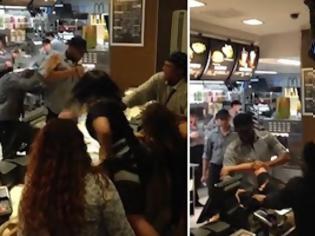 Φωτογραφία για Το γύρο του διαδικτύου κάνει βίντεο το οποίο δείχνει «μάχη» σε εστιατόριο fast food για τα… μπέργκερ!