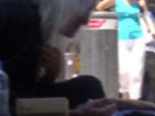 Φωτογραφία για ΣΥΓΚΛΟΝΙΖΕΙ η Ιστορία πίσω από την μαυροφορεμένη γιαγιά που ζητιανεύει στους δρόμους της Θεσσαλονίκης... [video]